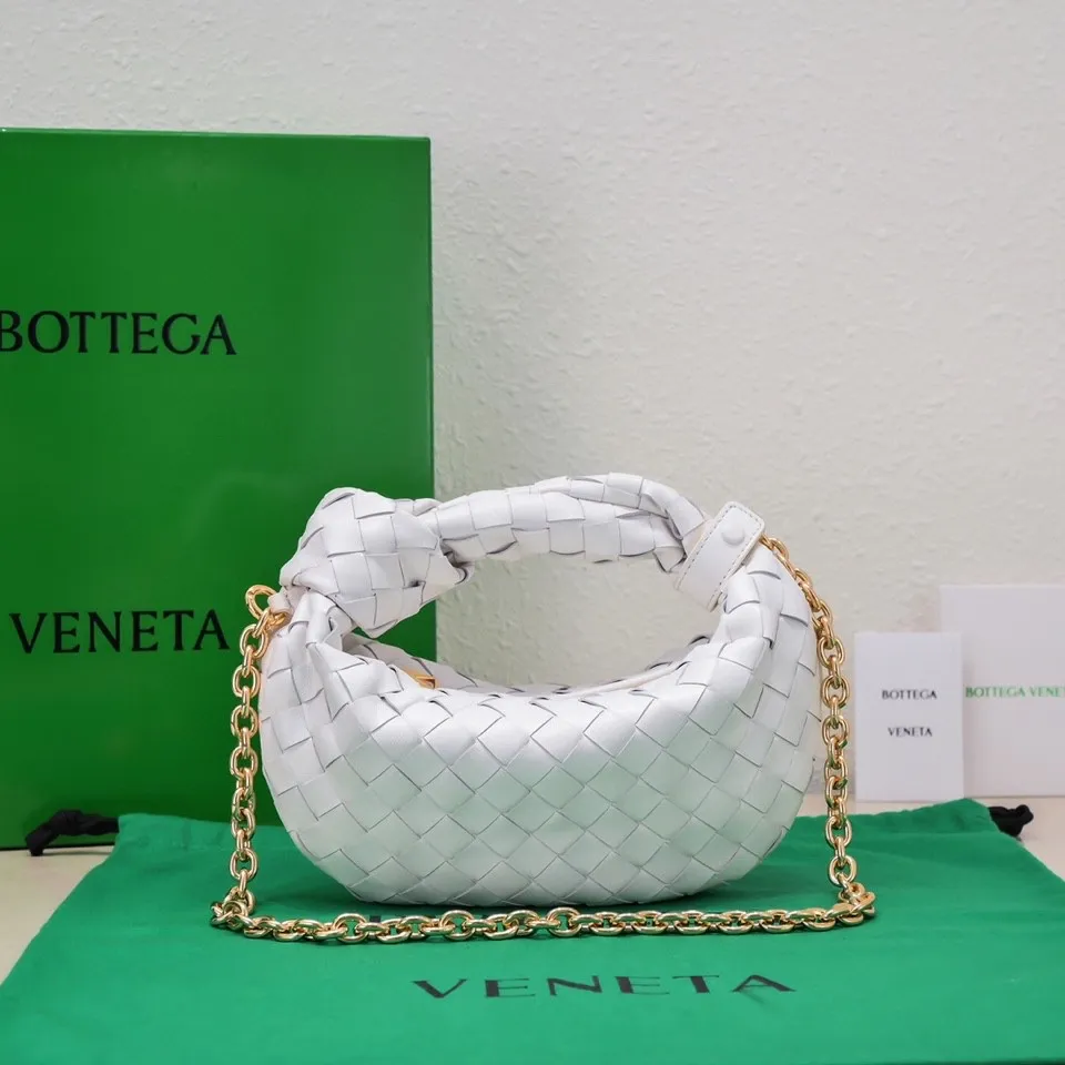 Batch 1220 Ready Stock/White Hello everyone, I have a new name, it’s called chain jodie. Jodie’s chain clause ~ can finally be carried on the shoulder. It is based on the original bag type and adds a chain shoulder strap, and it is detachable! It's equivalent to spending one dollar to buy two bags. As the ace cutie of BV family, I really have no choice but to buy one! This bag of ours is really the same as ZP. You can wear it with a small amount of money~ Original sheepskin➕all steel hardware 28×23×8cm, model: 6699-9#